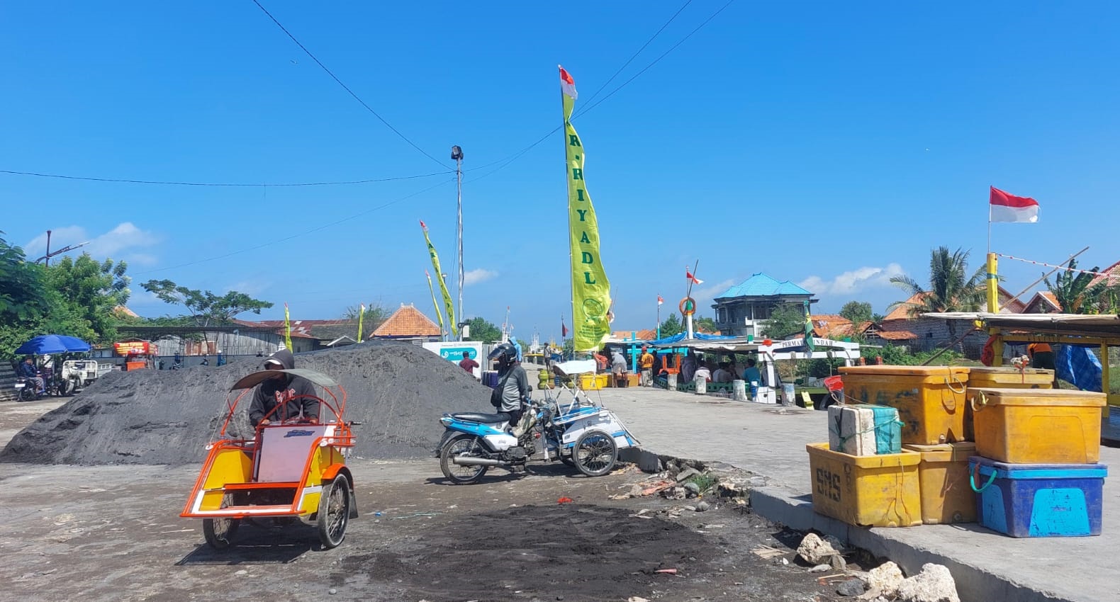 TERIK: Bentor balik arah usai mengantarkan penumpang di Pelabuhan Tanglok, Kelurahan Banyuanyar, Kecamatan Sampang, Senin 7/7/2025.