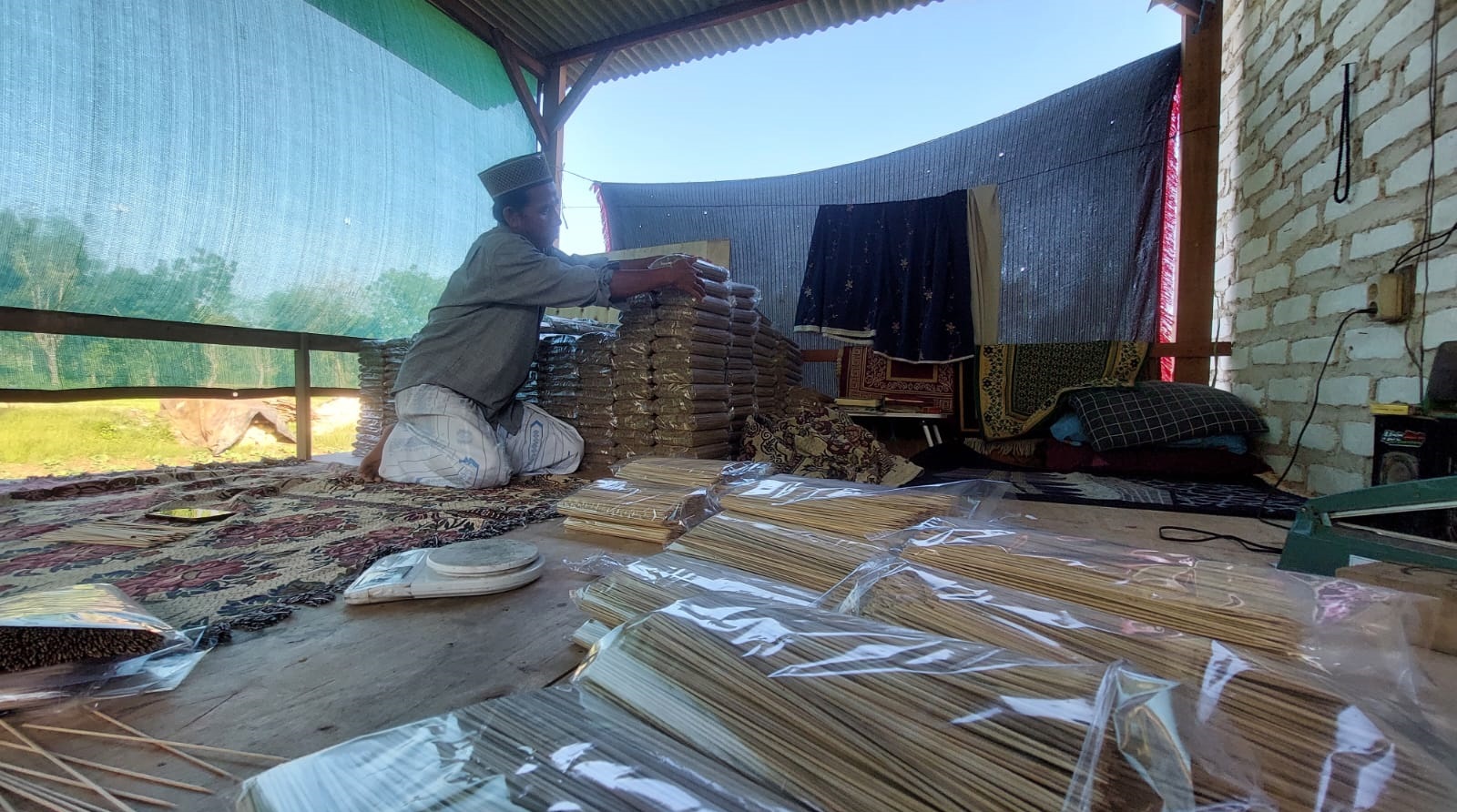 SUMBER PENGHASILAN: Pengusaha tusuk sate Achmad Mawardi menata hasil produksi di rumahnya Desa Gunung Maddah, Kecamatan Sampang, Kamis (5/6).
