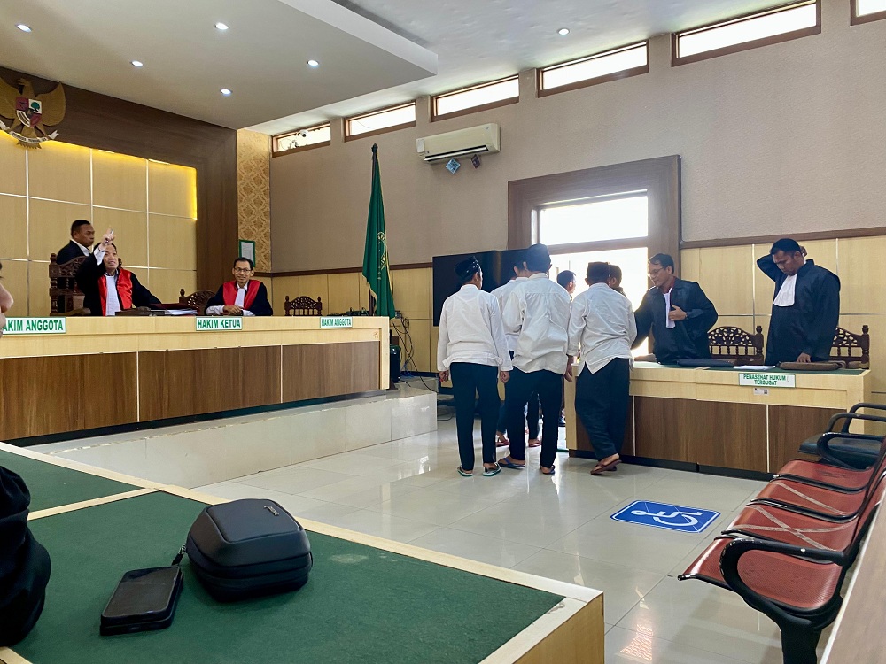 BERHARAP BEBAS: Para terdakwa menuju pintu keluar usai mengikuti sidang pleidoi di PN Pamekasan kemarin.