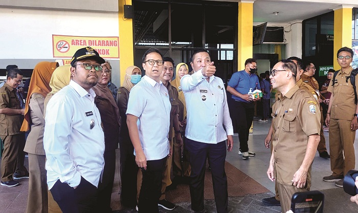 KUNJUNGAN KERJA: Menkes RI Budi Gunadi Sadikin (kemeja putih lengan pendek) didampingi Bupati Sampang Slamet Junaidi (kemeja putih lengan panjang) meninjau RSMZ Selasa (8/7). (JUNAIDI PONDIYANTO/JPRM)