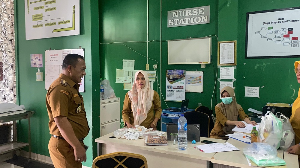 TELITI: Wabup Pamekasan Sukriyanto berbincang dengan nakes RSUD Waru saat melakukan sidak kemarin.