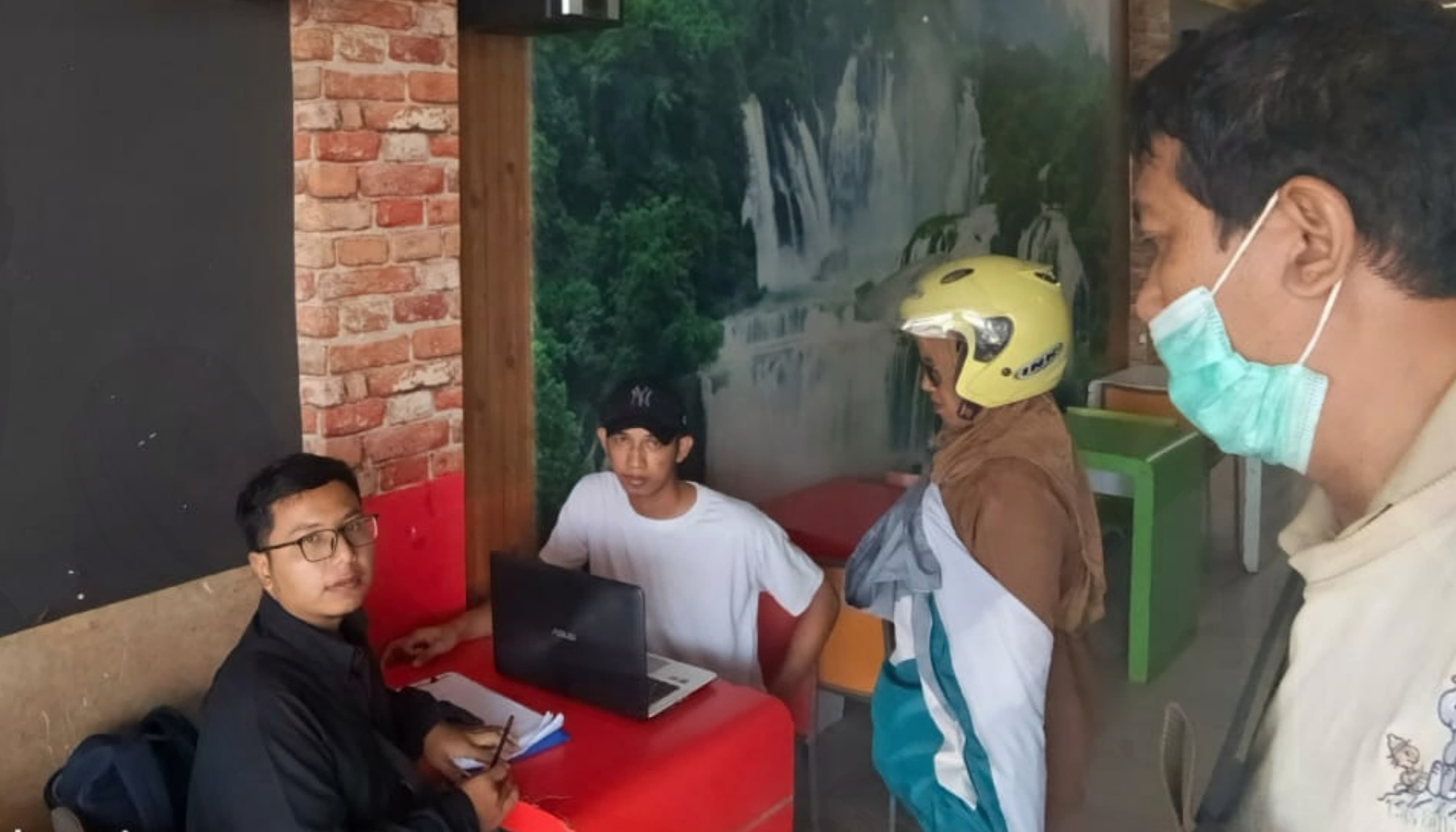 WAJIB PAJAK: Staf Bapenda Bangkalan sedang mengecek tapping box di salah satu rumah makan di Kecamatan Blega, Senin (19/5).