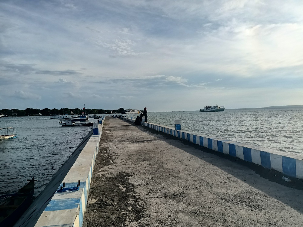 SEPI: Warga sedang beraktivitas di Pelabuhan Wisata Kalianget yang menghabiskan anggaran miliaran pada Selasa (8/7)