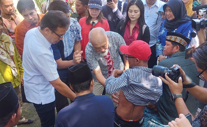 TURUN LANGSUNG: Menkes RI Budi Gunadi Sadikin mengamati proses pemeriksaan terhadap warga saat berkunjung ke Desa Pamolaan, Camplong, Sampang, Selasa (8/7). (JUNAIDI PONDIYANTO/JPRM)