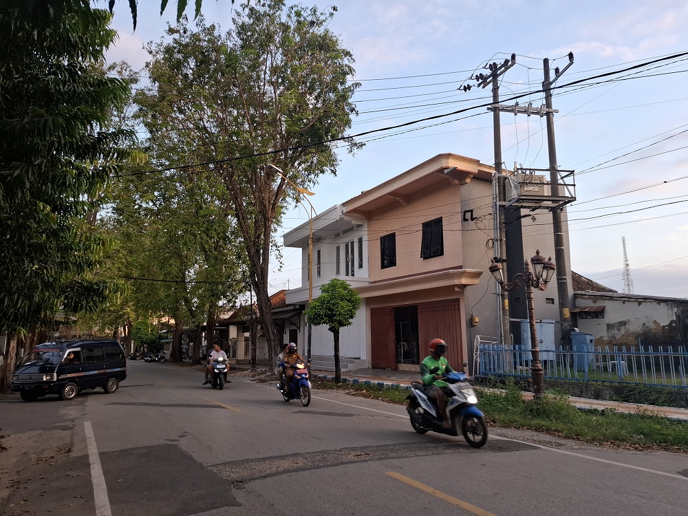BUTUH PENANGANAN: Warga melintas di depan lampu PJU Jalan A. Yani, Kelurahan Pajagalan, Kecamatan Kota Sumenep, kemarin.