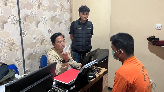 PASRAH: Tersangka Mohammad Khudus Asep Makrup, 34, saat diinterogasi penyidik Satresnarkoba Polres Bangkalan Kamis (10/7). (ZEINAL ABIDIN/JPRM)