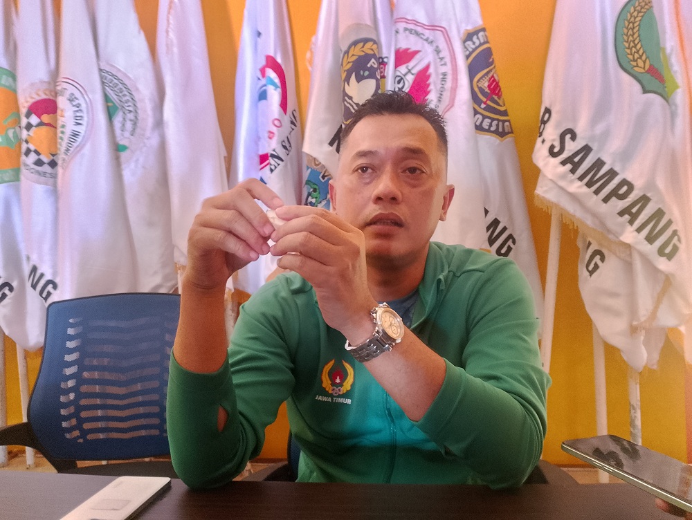 GAGAL: Ketua KONI Sampang saat dijumpai di kantornya, Selasa (8/7).