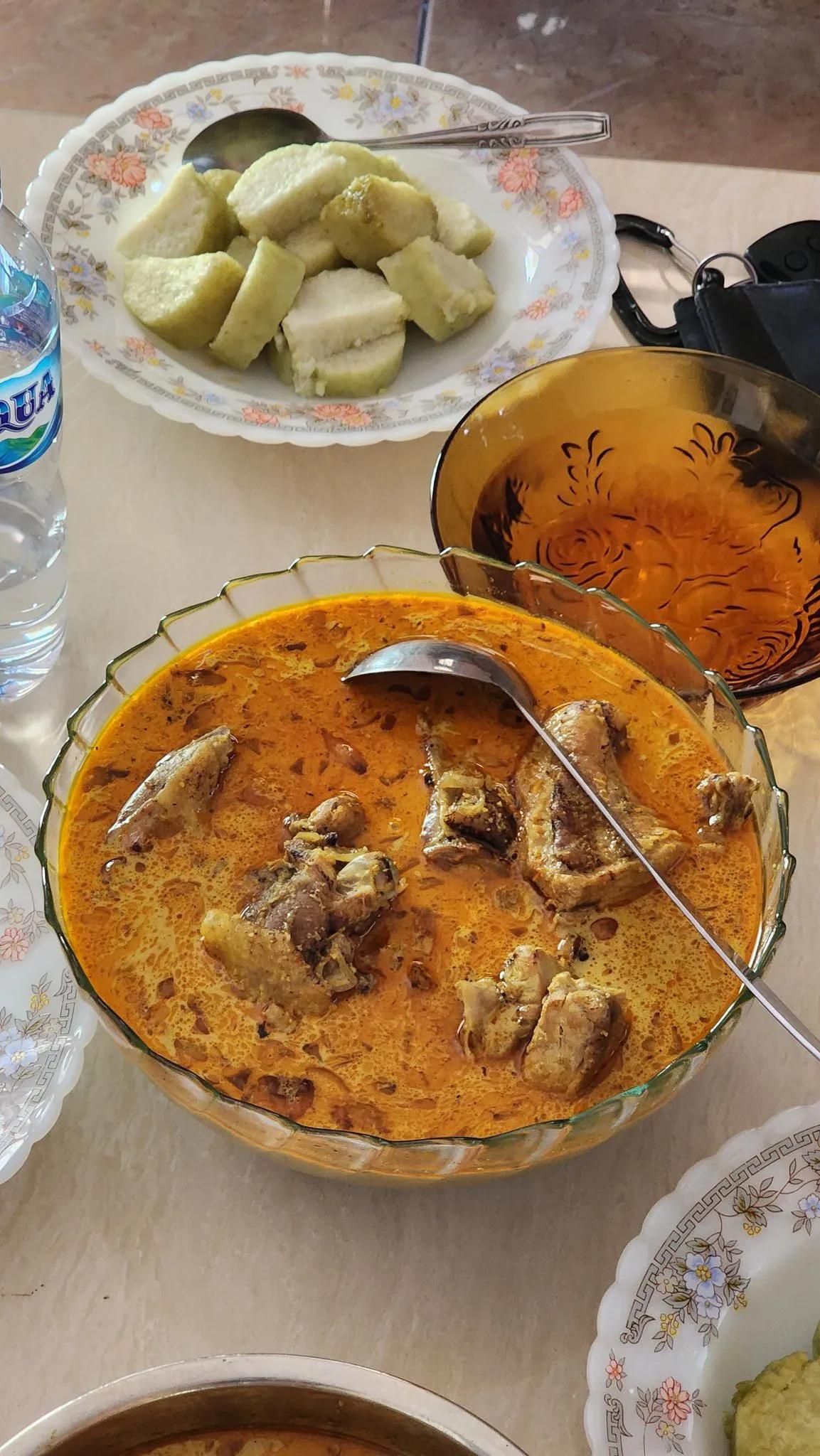 Menikmati Opor Ayam dengan kuah kental adalah salah satu kenikmatan yang tak dapat ditolak