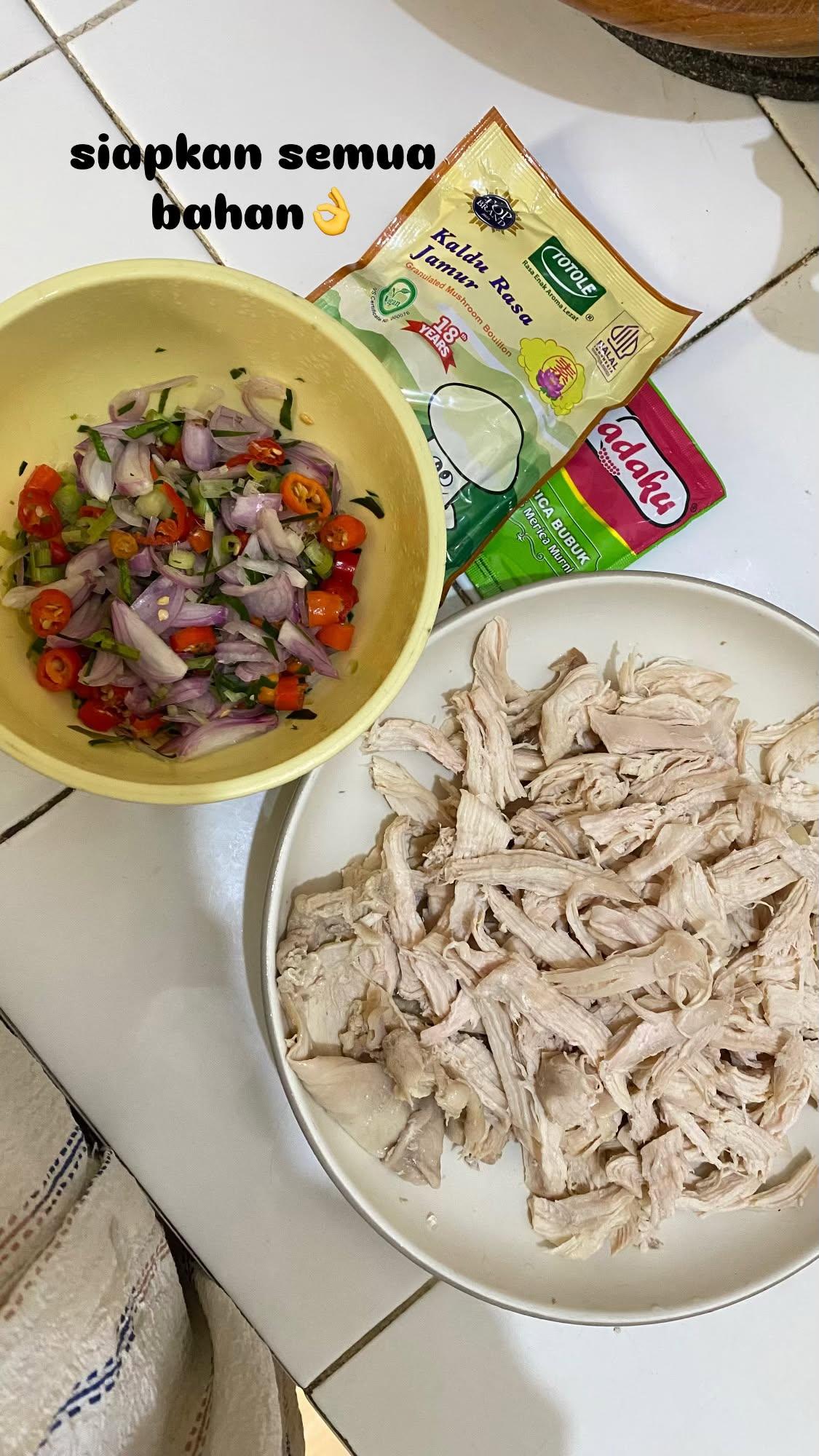 Ayam Suwir Sambal Matah Nikmat buat makan bareng keluarga