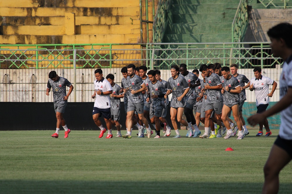 PENGGAWA SAPE KERAP: Pemain MU melakukan pemanasan bersama saat berlatih di Stadion Gelora Bangkalan kemarin.