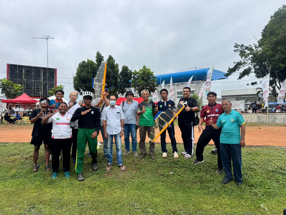BERPRESTASI: Ketua Umum KONI Pamekasan Djohan Susanto berfoto bersama pelatih, atlet, dan ofisial usai menonton pertandingan cabor aeromodelling di Stadion Kanjuruhan Malang, Jumat (4/7).