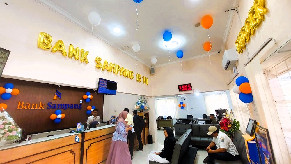 TERTIB: Sejumlah nasabah menikmati pelayanan Bank Sampang, Jalan KH Wahid Hasyim, kemarin.