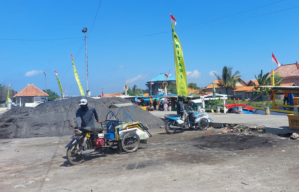 DIKENAKAN TARIF: Warga berada di sekitar tumpukan pasir di area Pelabuhan Tanglok, Senin (7/7)