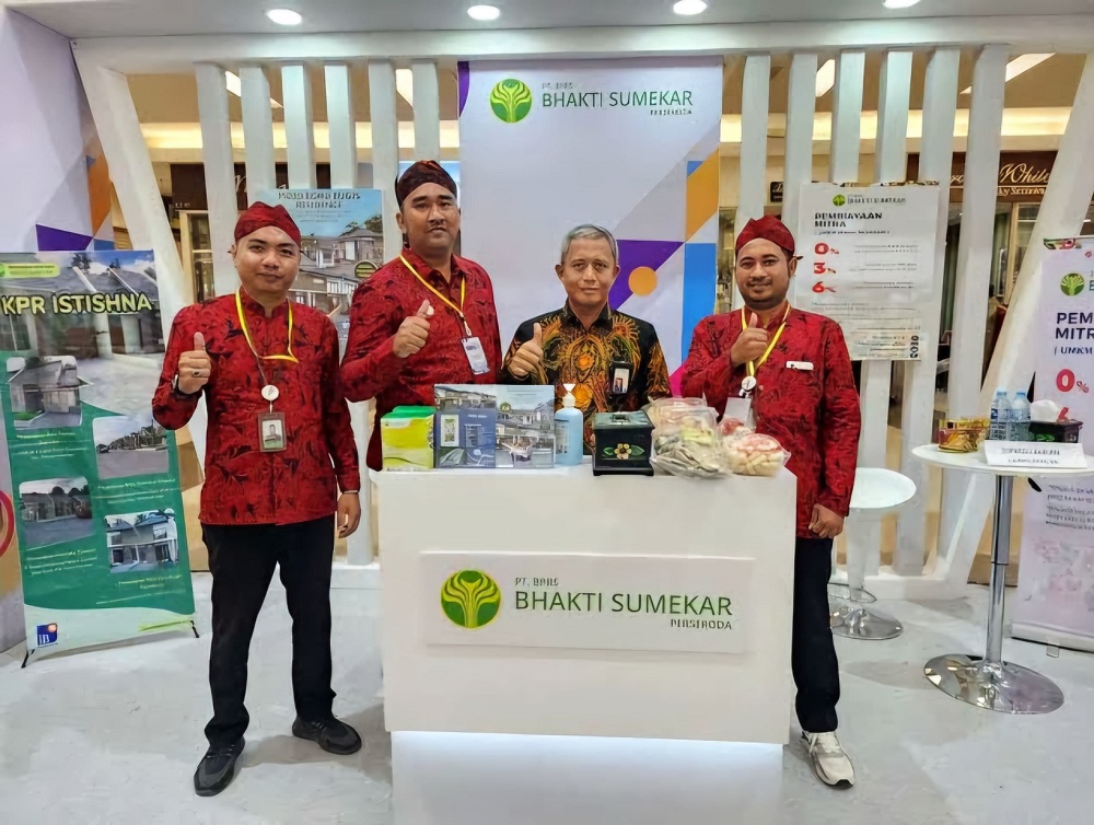 FOKUS: Tiga dari kiri, Dirut BPRS Bhakti Sumekar Hairil Fajar dalam sebuah acara.