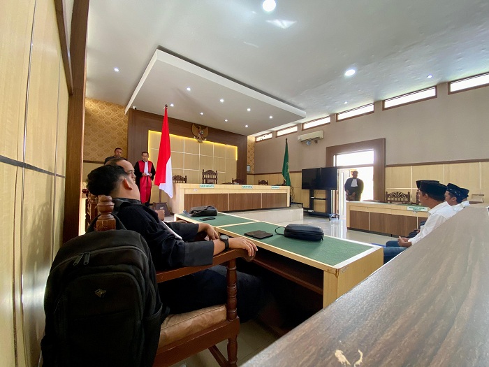 KONSEKUENSI HUKUM: Terdakwa kasus dugaan pemalsuan surat mengikuti sidang di Pengadilan Negeri Pamekasan, Senin (7/7). (MOH. IQBAL AFHANI/JPRM)