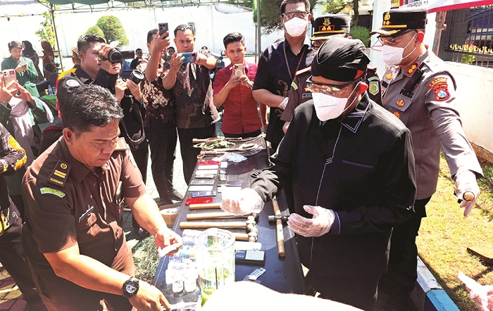 BARANG HARAM: Bupati Achmad Fauzi Wongsojudo bersama forkopimda memusnahkan ratusan gram narkotika di halaman Kejaksaan Negeri Sumenep Kamis (10/7). (MOH. IQBAL/JPRM)