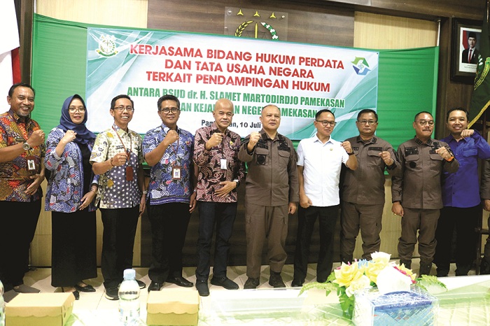 KOMPAK: Direktur RSUD Smart Pamekasan dr Budi Santoso, Kajari Pamekasan Muhammad Ilham Samuda beserta pejabat terkait berfoto bersama usai penandatanganan MoU Kamis (10/7). (RSUD SMART UNTUK JPRM)