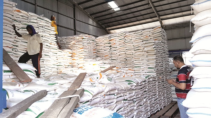 STOK: Pekerja sedang menata beras di Gudang Bulog Bangkalan yang terletak di Jalan Halim Perdanakusuma, Kelurahan Mlajah, Kecamatan Kota Bangkalan, Jumat (11/7). (M. KHOLIL RAMLI/JPRM)