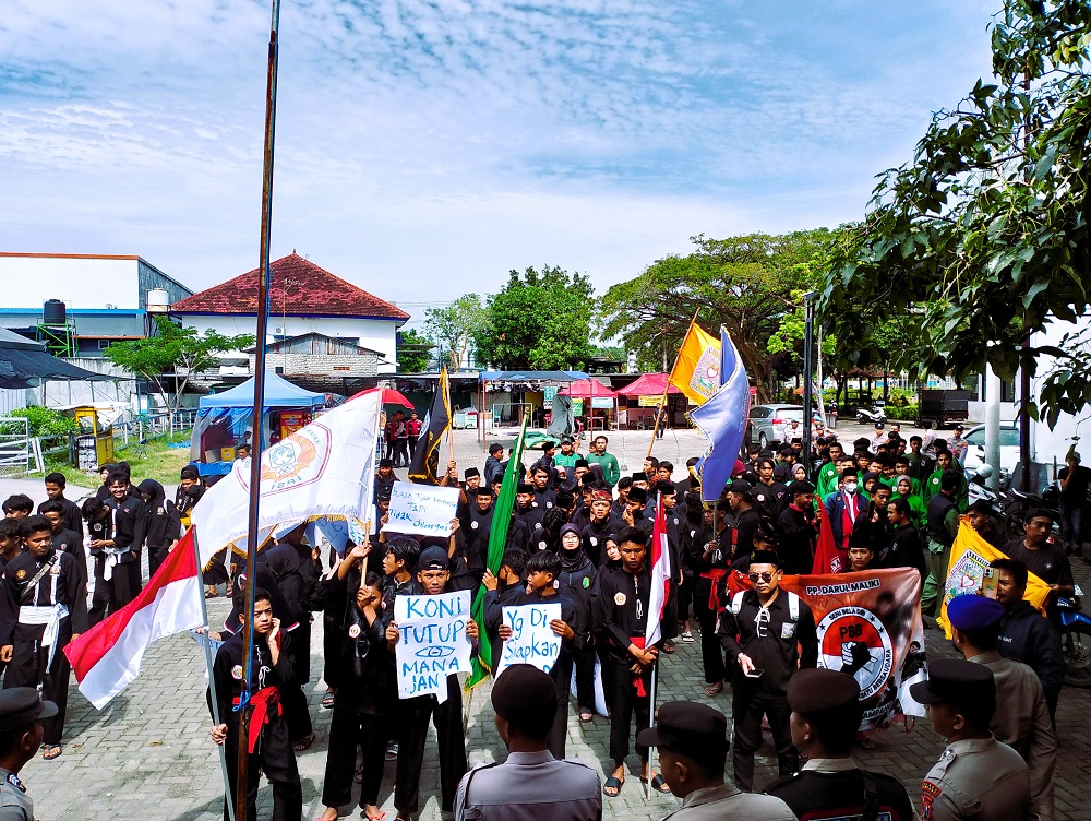 TIDAK TERIMA: Atlet pencak silat di bawah naungan IPSI Sampang melakukan protes di kantor KONI, Selasa (8/7).
