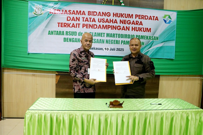 KERJA SAMA: Direktur RSUD Smart Pamekasan dr Budi Santoso dan Kajari Pamekasan Muhammad Ilham Samuda menunjukkan dokumen MoU Kamis (10/7). (RSUD SMART UNTUK JPRM)