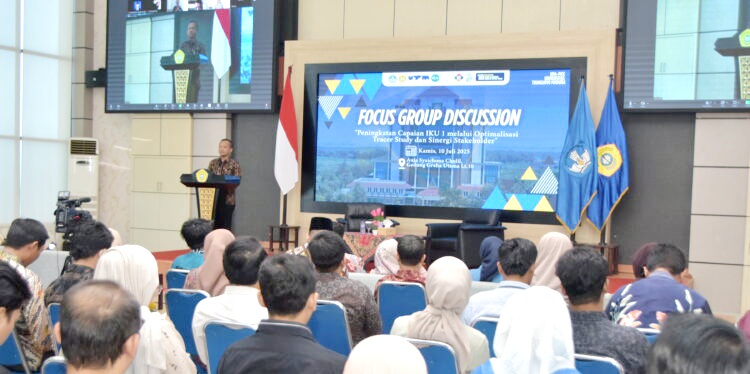 VISIONER: Rektor UTM Prof. Dr. H. Safi&rsquo;, S.H., M.H., saat memberikan pengarahan di acara FGD yang digelar UPA PKK UTM, Kamis (10/7). (UPA PKK UTM UNTUK RADARMADURA.ID)