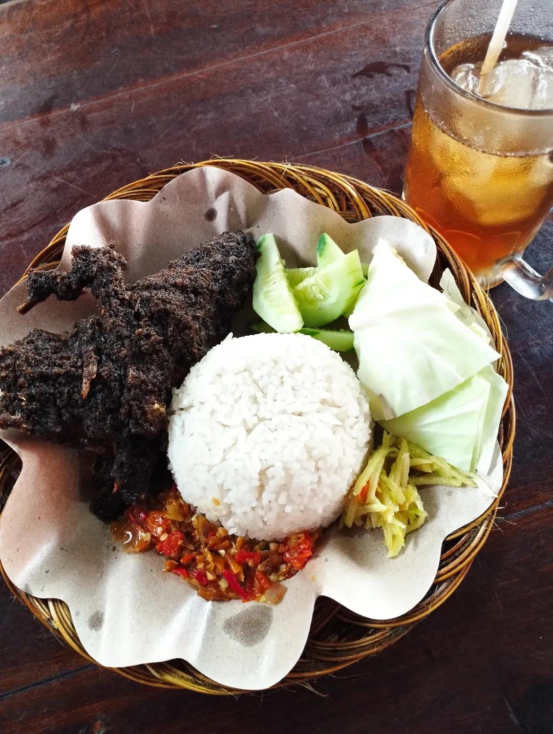 Bebek goreng Madura bisa dibuat sendiri di rumah lo.