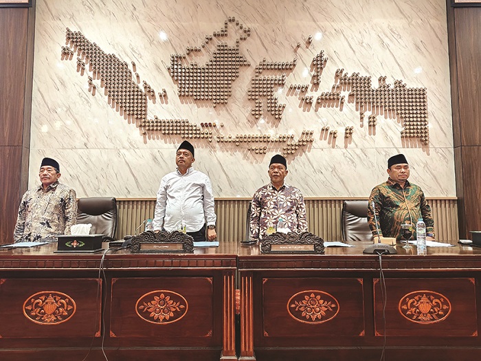 KOMPAK: Dari kiri, Wabup Sumenep Imam Hasyim, Ketua DPRD Sumenep Zainal Arifin, Dul Siam, dan M. Syukri, saat menghadiri rapat paripurna di kantor dewan, Kamis (10/7) malam. (DPRD UNTUK JPRM)