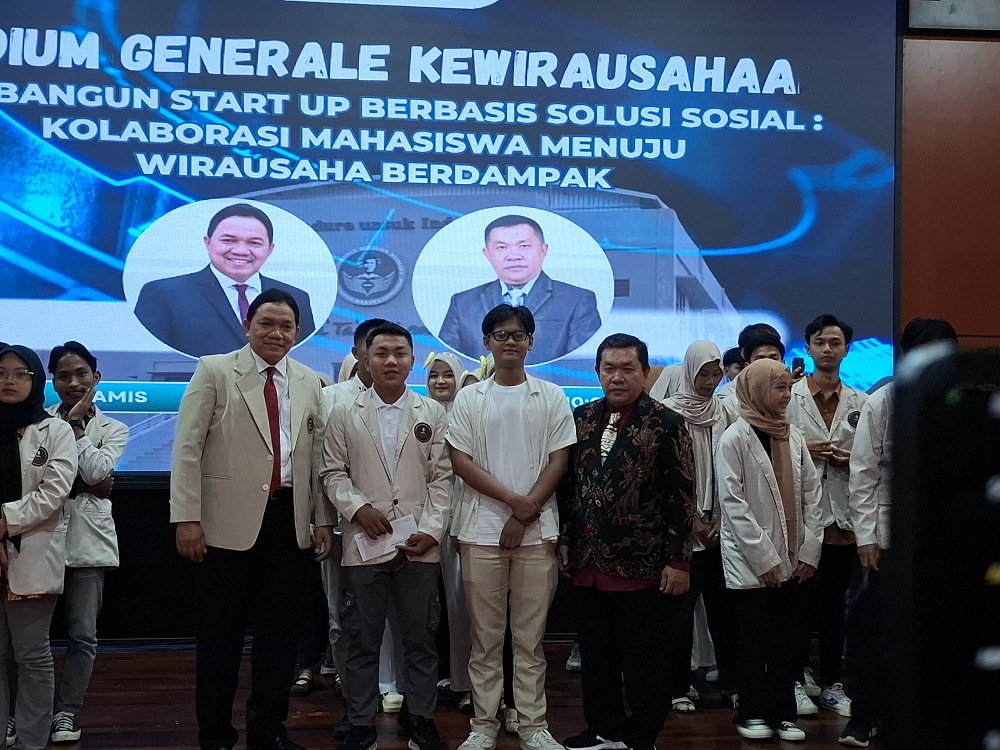 KOMPAK: Prof. Achsanul Qosasi selaku ketua Yayasan Kudsiyah Bahaudin Mudhary bersama Rektor Uniba Madura Prof Rachmad Hidayat foto bareng usai menyerahkan apresiasi kepada kelompok terbaik di aula Pes