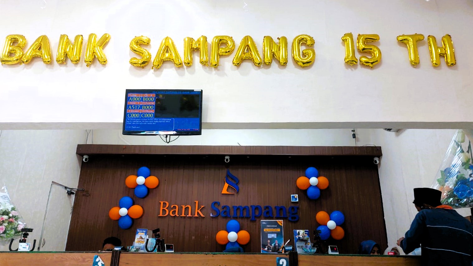 AKTIF: Pegawai sedang melayani nasabah Bank Sampang di Jalan KH Wahid Hasyim, Kota Sampang, Rabu (9/7).