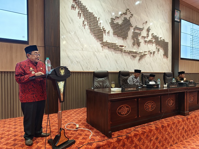TEGAS: Wakil Bupati Sumenep Imam Hasyim menyampaikan nota jawaban atas PU fraksi di ruang paripurna DPRD Sumenep Jumat (11/7). (DPRD UNTUK JPRM)