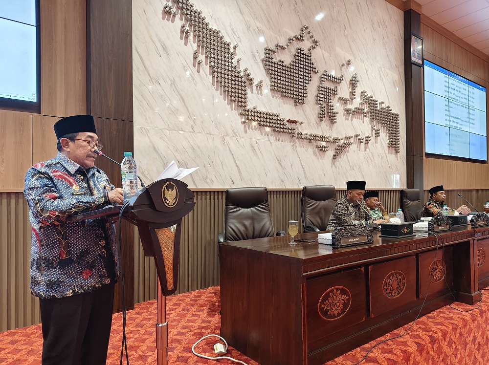 FOKUS: Wabup Sumenep Imam Hasyim saat menyampaikan nota keuangan perubahan APBD Sumenep 2024 dalam sidang paripurna di kantor dewan kemarin.