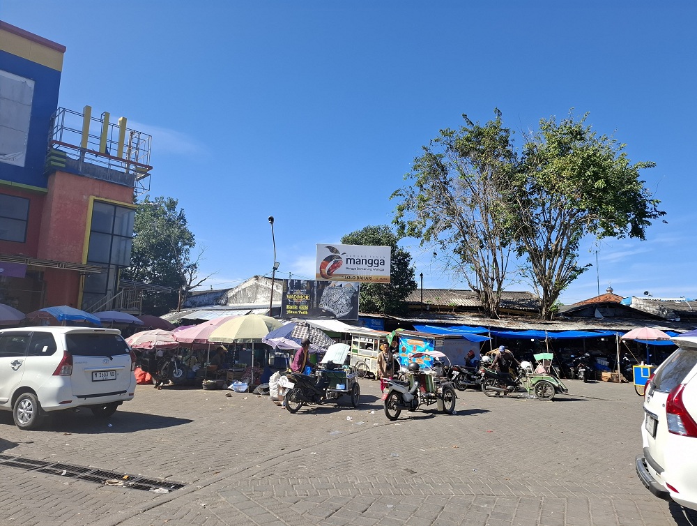 SUMBER PAD: Sejumlah warga beraktivitas di Pasar Anom Baru Sumenep kemarin.