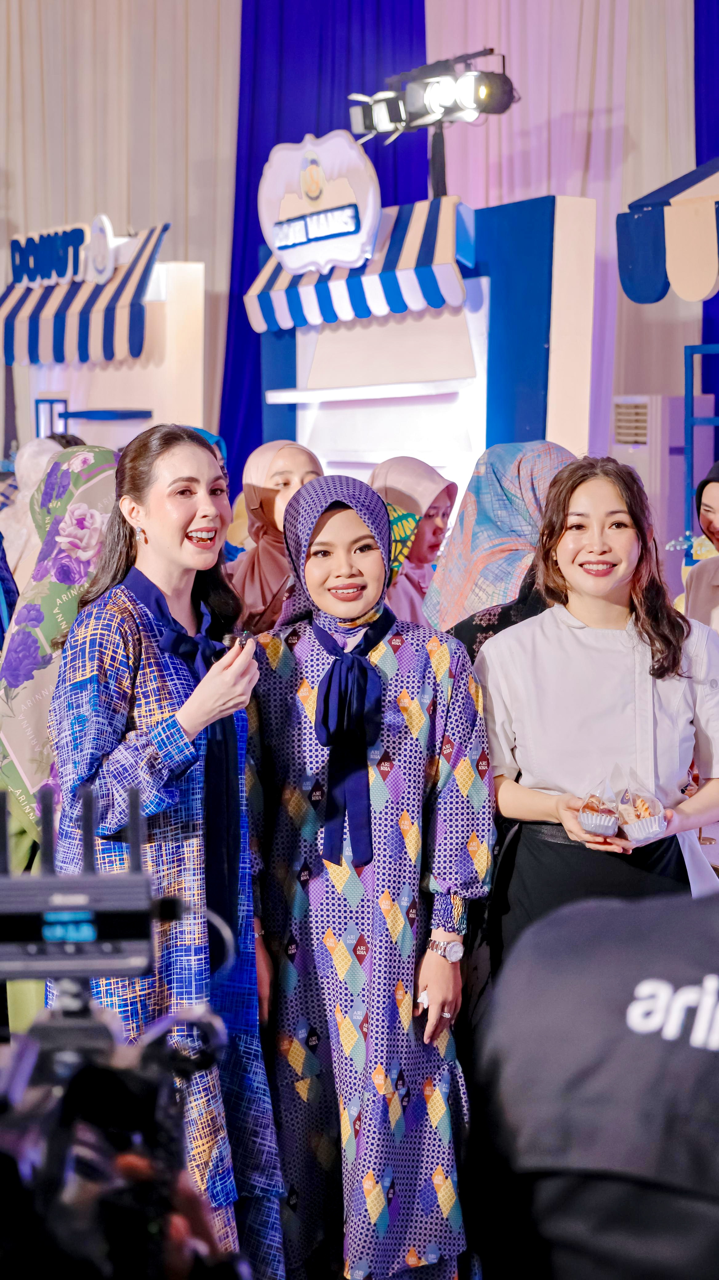 BAHAGIA: Owner Arinna Hidayah Bakery Hj Arinah Hidayah (tengah) bersama chef Marinka (kanan) dan Arumi Bachsin (kiri) menyapa tamu undangan Grand Launching Arinna Hidayah Bakery di Graha Adipoday.