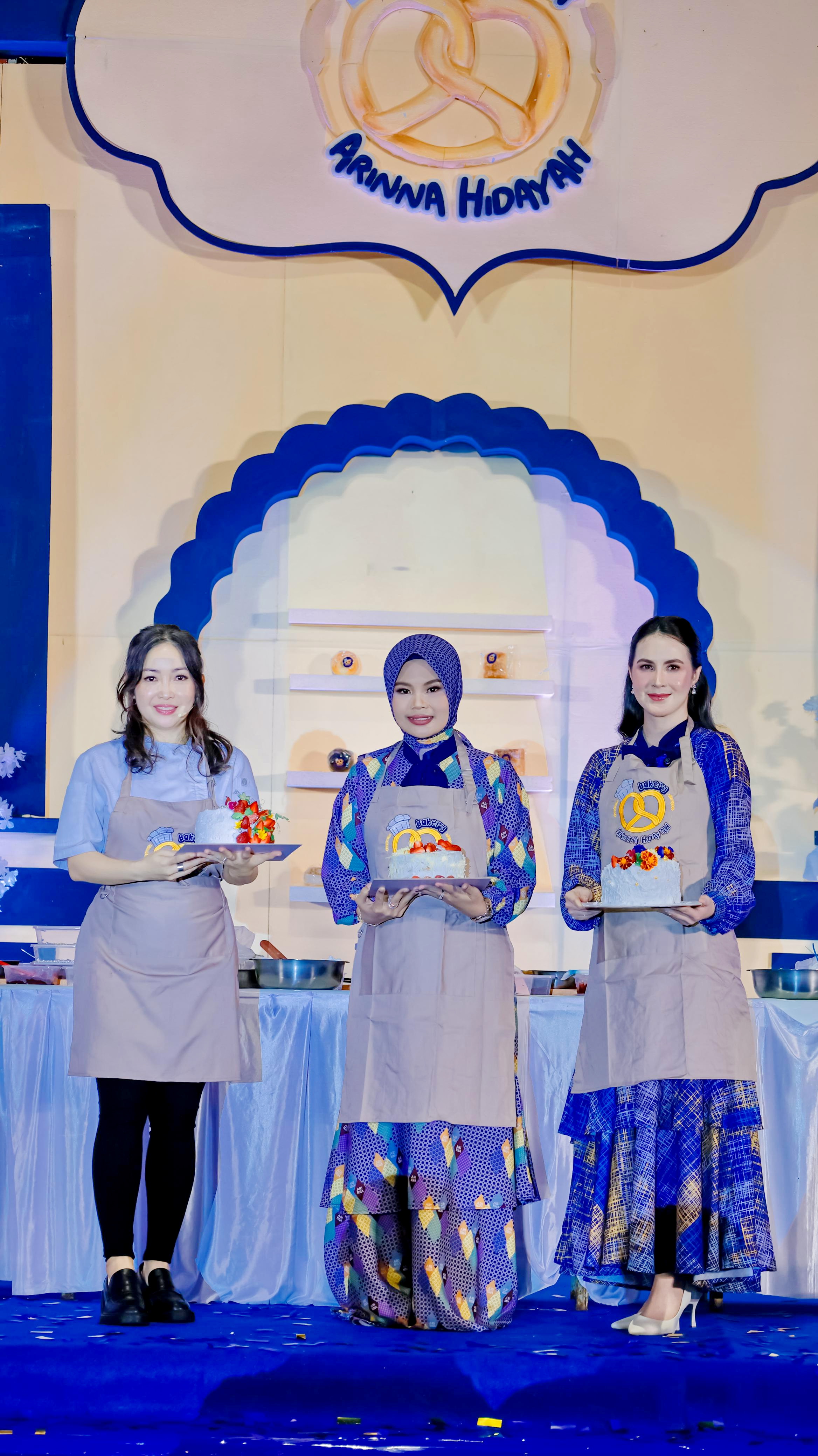 KREATIF: Dari kiri, chef Marinka, Hj Arinah Hidayah dan Arumi Bachsin menunjukkan kue saat acara Grand Launching Arinna Hidayah Bakery di Graha Adipoday Sabtu (6/7).