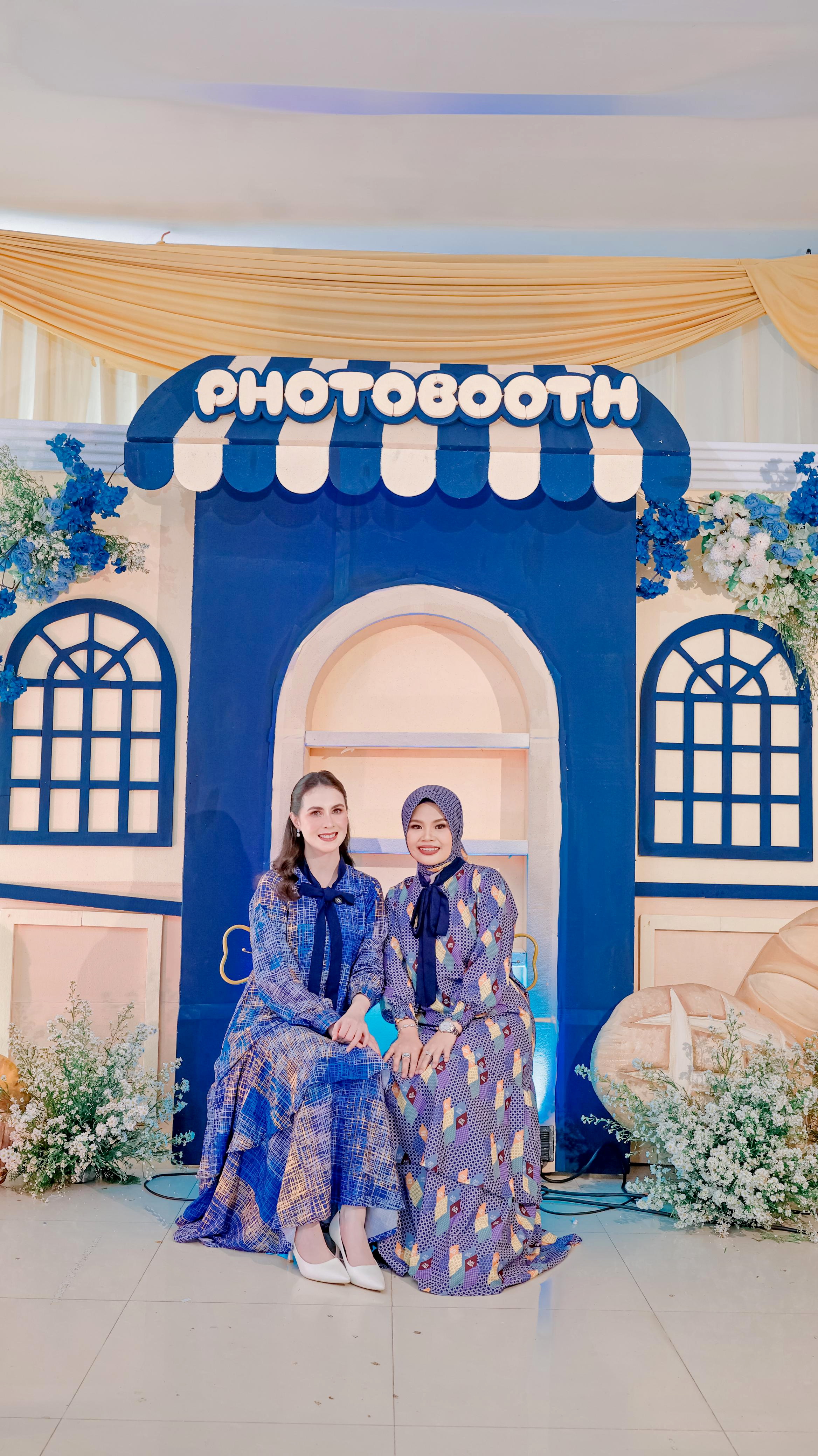 PEREMPUAN HEBAT: Arumi Bachsin dan Owner Arinna Hidayah Bakery Hj Arinah Hidayah menikmati suasana Grand Launching Arinna Hidayah Bakery di Graha Adipoday Sabtu (6/7).
