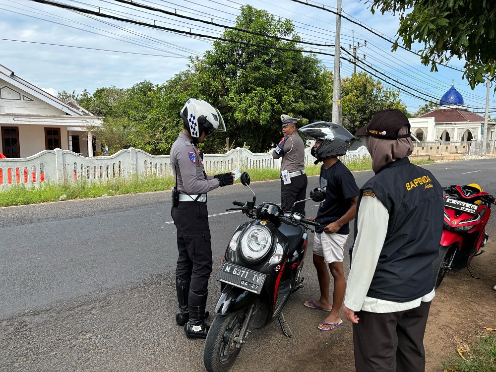 DITINDAK: Anggota Satlantas Polres Sumenep saat memberikan tindakan terhadap pengendara.