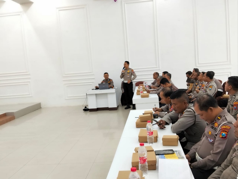 BERI PENJELASAN: Kanit Kamsel Satlantas Polres Pamekasan Ipda Yoni Evan Pratama memberikan materi Ops Patuh Semeru kemarin.