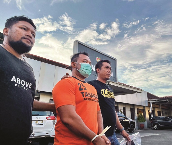 TIDAK BERKUTIK: Tersangka Zainal Arifin mengenakan baju tahanan Polres Pamekasan usai diringkus polisi, Rabu (2/7). (MOH. IQBAL AFGANI/JPRM)