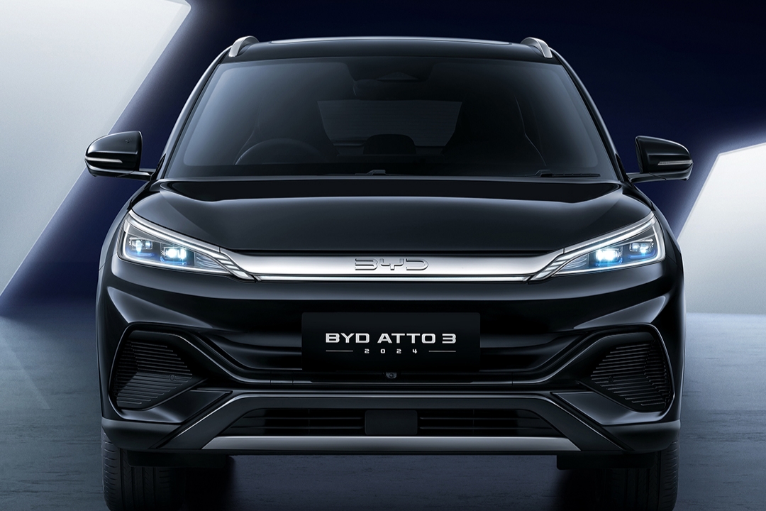 Body tampak depan mobil listrik BYD Atto 3