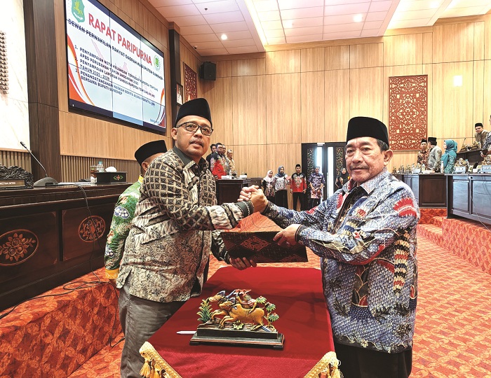 KOMPAK: Ketua DPRD Sumenep Zainal Arifin bersama Wabup Sumenep Imam Hasyim melakukan penandatanganan setelah mengadakan rapat paripurna RPJMD di kantor dewan. (DPRD UNTUK JPRM)