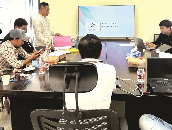 FOKUS: Sejumlah PR yang tergabung dalam APHT melakukan presentasi bisnis secara internal di Sumenep. (PD SUMEKAR UNTUK JPRM)