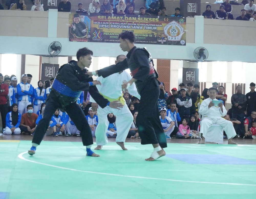 FOKUS: Atlet silat Perisai Putih Sumenep Arya Putra Fernanda (rompi biru) berlaga di final Porprov IX Jatim di, Sabtu (6/7)