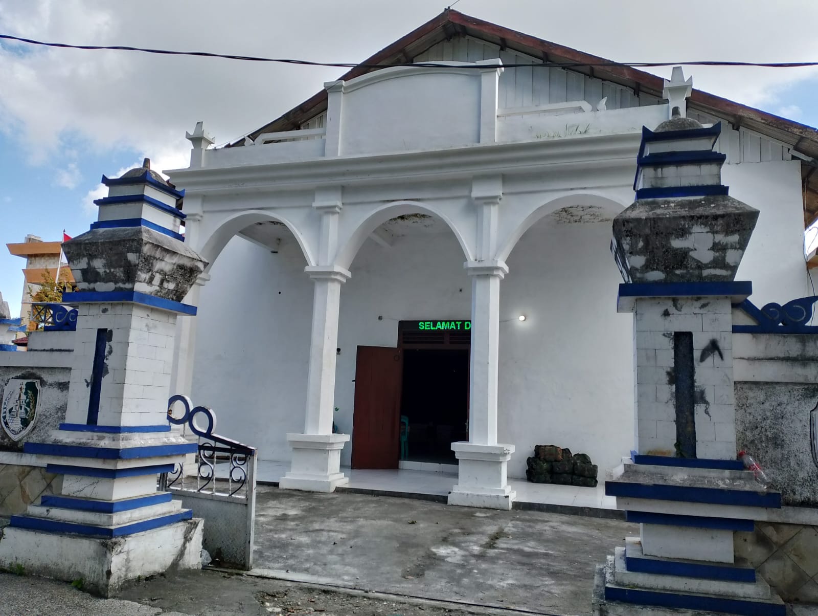 SERBA PUTIH: Gedung kesenian Kabupaten Sampang sudah lama tidak mendapat alokasi anggaran perbaikan.