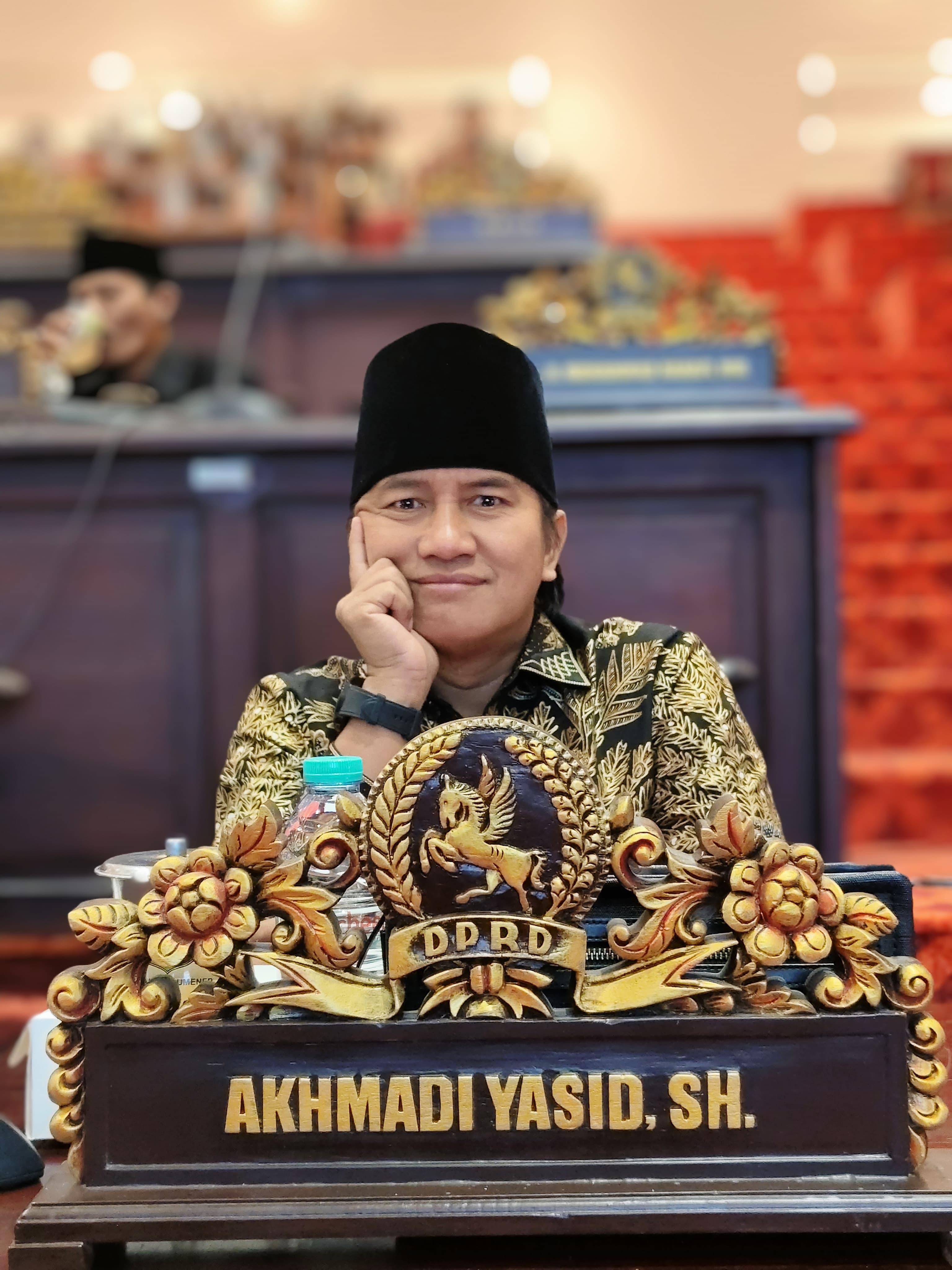 MENGAMATI: Akhmadi Yasid mantan Pemimpin Redaksi Jawa Pos Radar Madura yang saat ini menjadi anggota DPRD Sumenep.