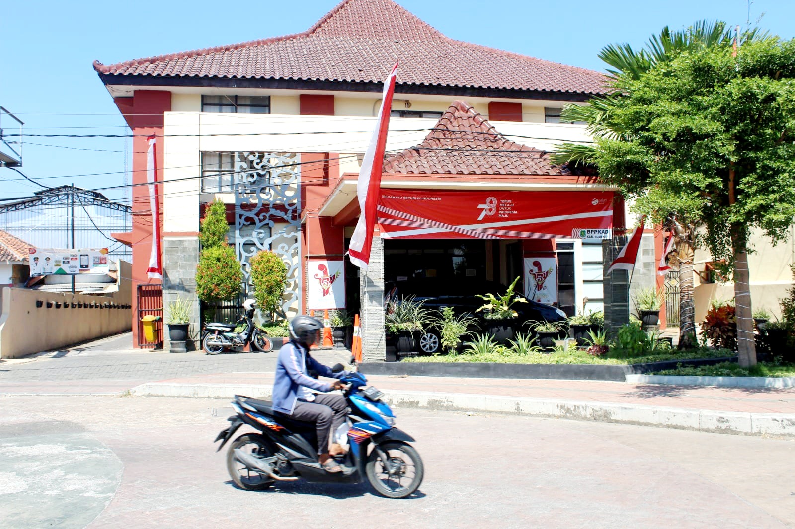 SEPI: Pengendara sepeda motor melintas di depan Kantor BPKAD Sumenep di Desa Kolor, Kecamatan Kota, Senin (14/7). (MOH. IQBAL/JPRM)