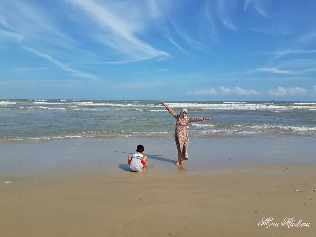Menikmati kebersamaan dengan keluarga di Pantai Siring Kemuning