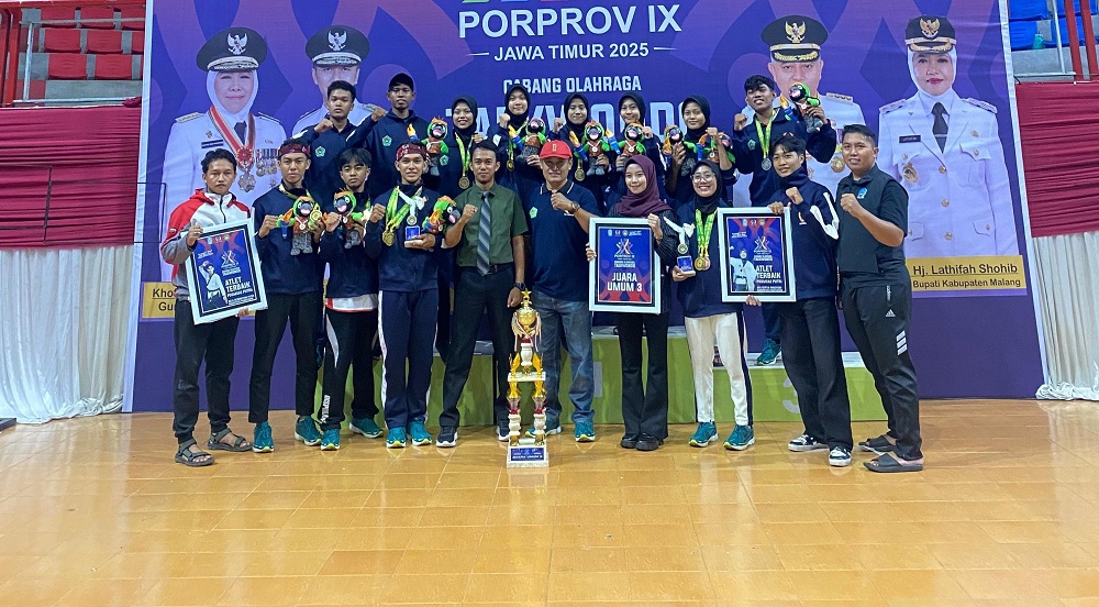 ANDALAN: Ofisial, pelatih, dan atlet berfoto bersama di GOR Kanjuruhan Malang, Rabu (18/6).