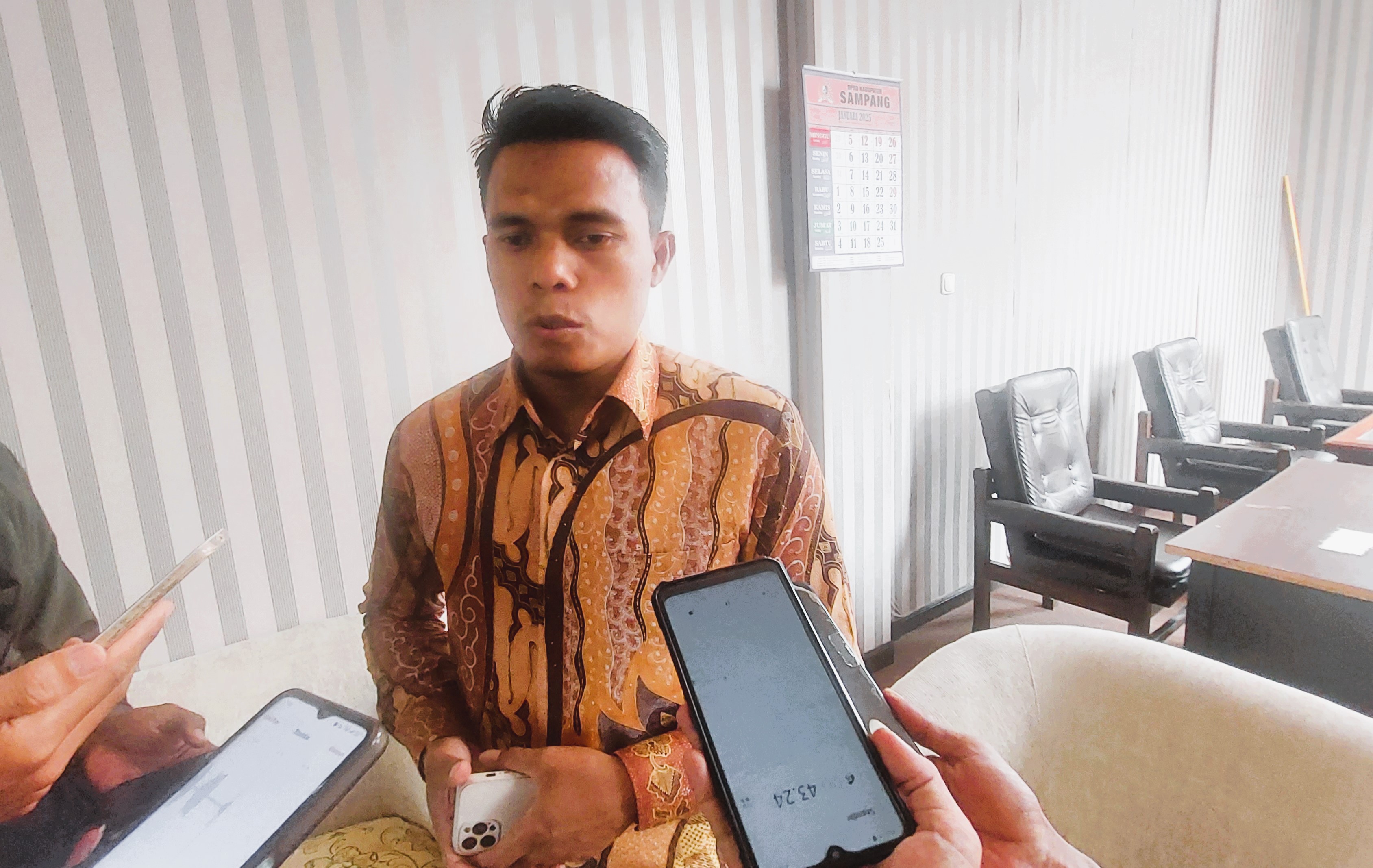 OPTIMIS: Ketua Bapemperda DPRD Sampang Muhammad Faruk memberikan keterangan kepada wartawan di kantornya, Kamis (12/6).
