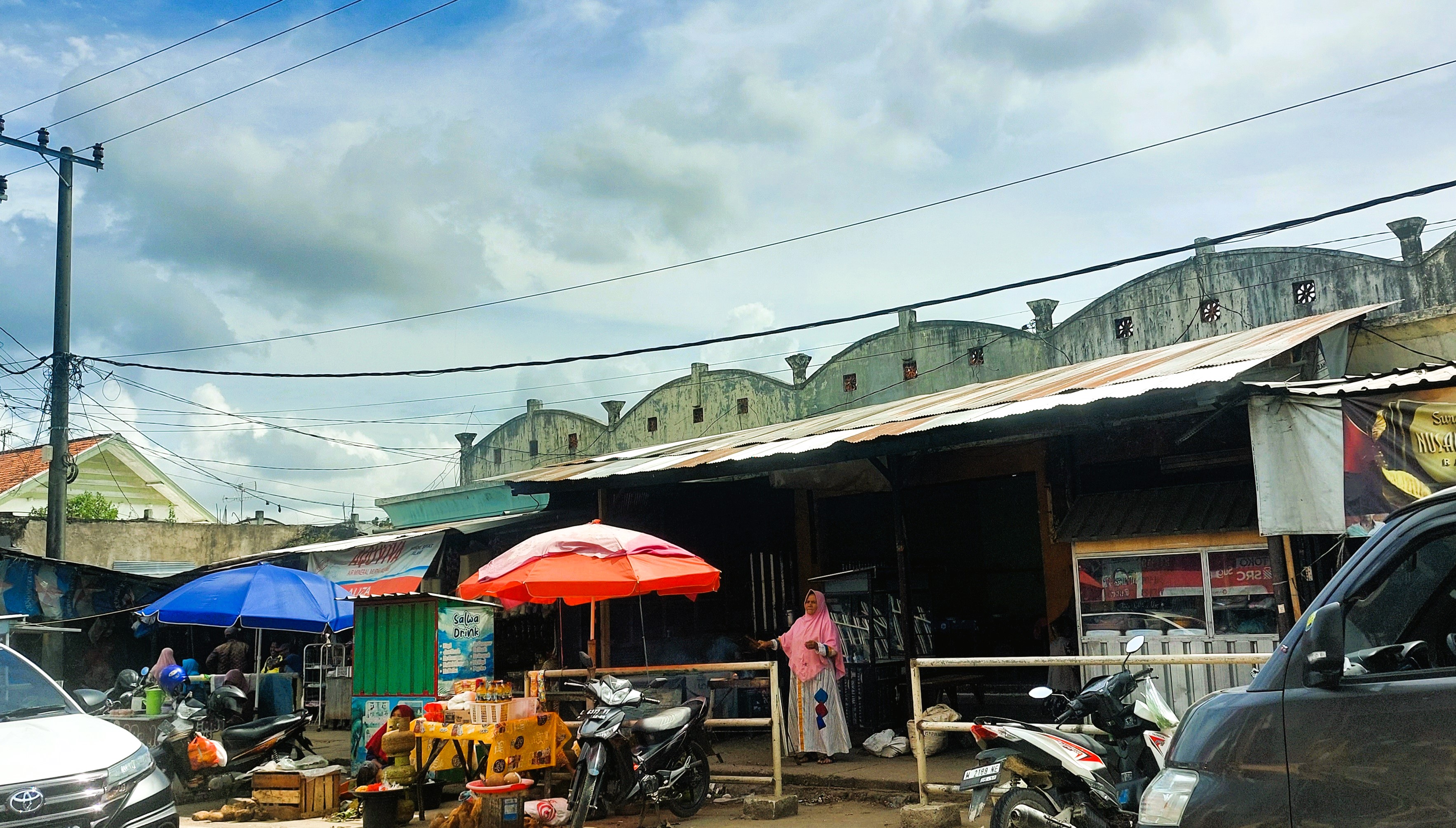 PRODUKTIF: Penjual makanan ringan menjaga lapaknya di area Pasar Omben, Sabtu (12/7).