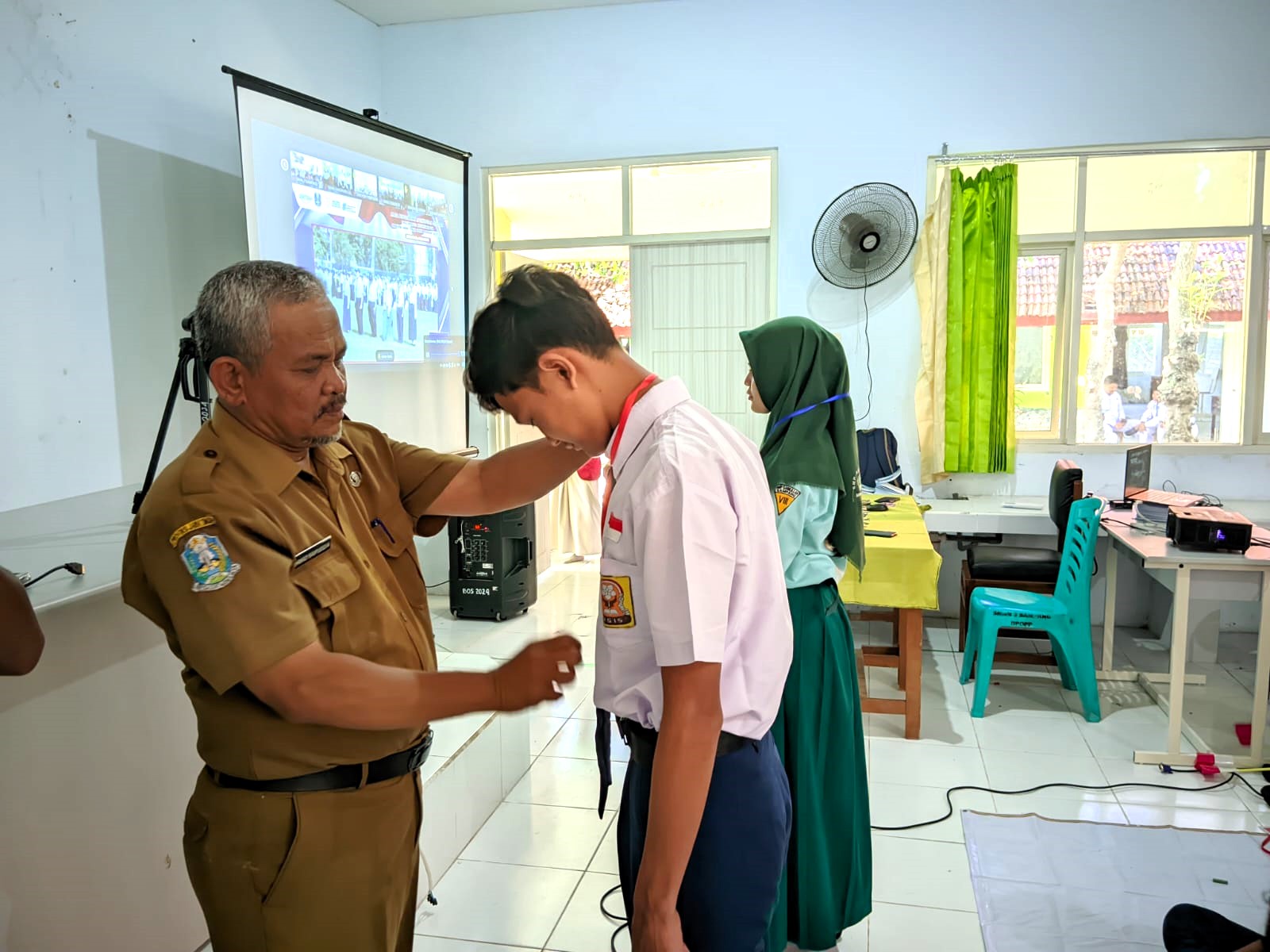 SUKSES: Kepala SMAN 3 Sampang Ahmad Saifuddin (tengah) foto bersama guru dan siswa saat kegiatan MPLS Senin (14/7).